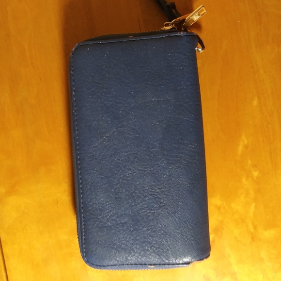 Michael Kors Spacious Blue Wallet - Picture 4 of 6